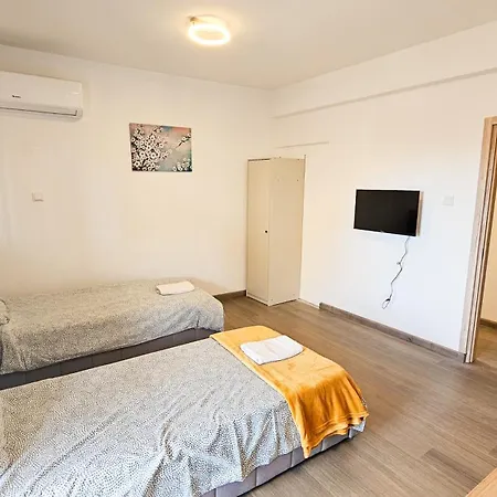Downtown Rooms, 200m From Marina Larnaka