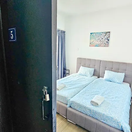 Privat bolig Downtown Rooms, 200m From Marina *