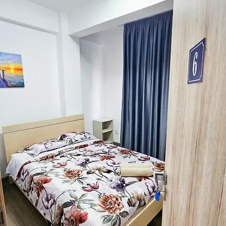 Downtown Rooms, 200m From Marina Privat bolig Larnaca