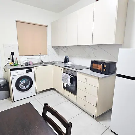 Privatunterkunft Downtown Rooms, 200m From Marina