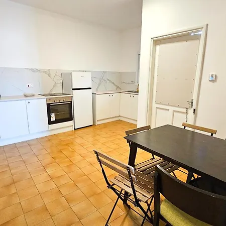 Downtown Rooms, 200m From Marina